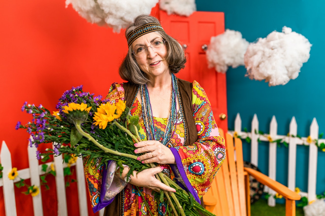 De unde se inspira stilul hippie - doamna cu flori
